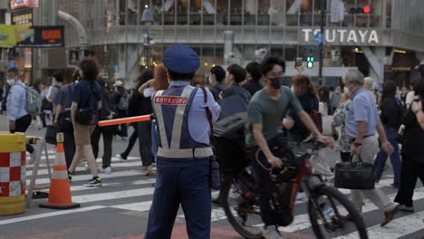 Shibuya-Cruzando-Tokio,-Japón,-El-Oficial-De-Policía-Dirige-El-Tráfico