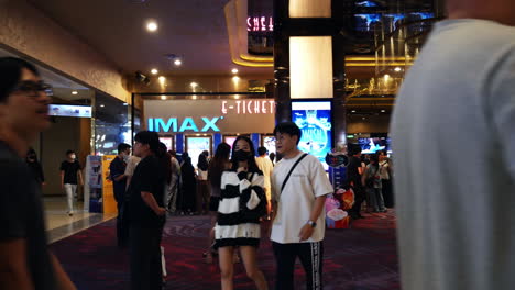 Los-Cinéfilos-Hacen-Cola-Para-Comprar-Entradas-Para-Ver-Algunas-De-Las-últimas-Películas-Taquilleras-En-Los-Cines-De-Un-Centro-Comercial-En-Bangkok,-Tailandia