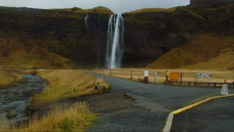 Amplia-Vista-De-La-Impresionante-Cascada-De-Seljalandsfoss-En-Islandia