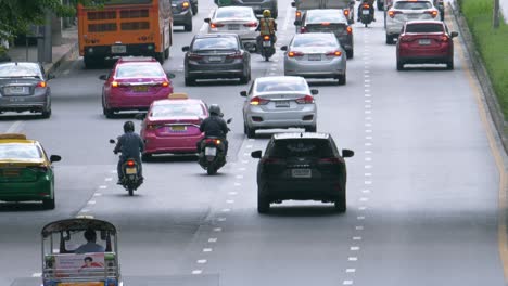 Cambiar-De-Carril-En-Una-Concurrida-Calle-De-Bangkok,-Son-Transportes-Públicos-Como-Autobuses,-Taxis-Y-Motocicletas,-Que-Navegan-De-Un-Carril-A-Otro-Durante-Las-Horas-Pico-De-Tráfico.