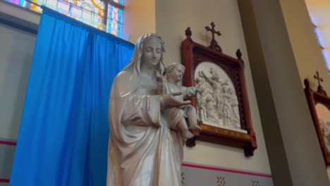 Close-up-of-virgin-Mary-holding-baby-Jesus-in-her-arms-in-Roman-Catholic-church