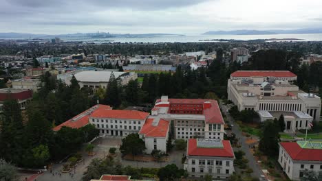 Luftaufnahme-über-Der-University-Of-California,-Bewölkter-Tag-In-Berkeley,-USA