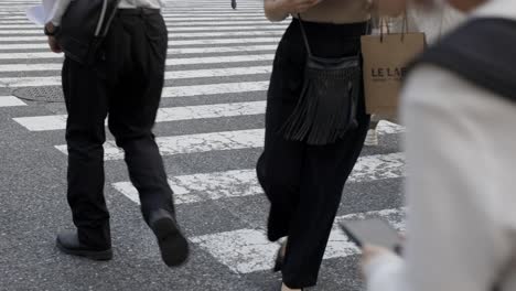 Multitud-De-Personas-Caminando-Sobre-Shibuya-Cruzando-Tokio-Japón