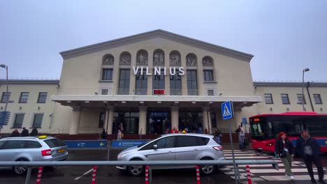 Exterior-De-La-Entrada-Principal-Del-Aeropuerto-Internacional-De-Vilnius-Con-Autobús-Público-Y-Taxi