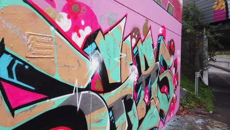 Colorido-Rosa-Graffiti-Callejero-En-El-Puente-Urbano-De-Berna,-Suiza,-Paredes-Pintadas-Con-Aerosol