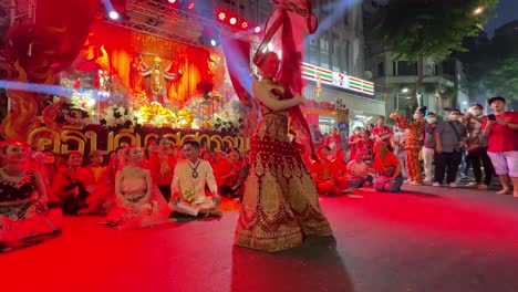 Señora-Devotas-Bailando-En-El-Festival-Navaratri-En-Bangkok,-Tailandia