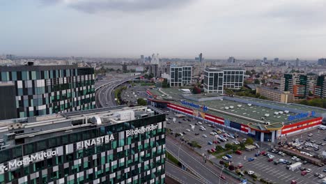 Langsame-Luftaufnahme-Eines-Bürogebäudes-Mit-Der-Basarab-Brücke-Im-Hintergrund,-Rumänien,-Bukarest