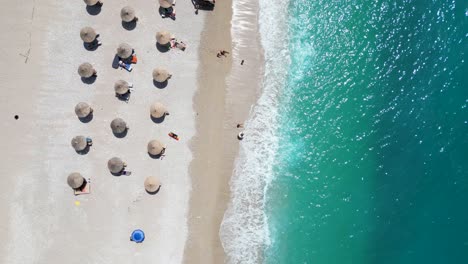 Menschen-Entspannen-Sich-Am-Strand-Und-Spielen-An-Einem-Sommertag-Mit-Schäumenden-Wellen