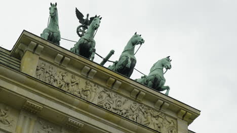 Blick-Hinauf-Zur-Quadriga-Statue-Auf-Dem-Brandenburger-Tor-Im-Wolkigen-Berlin