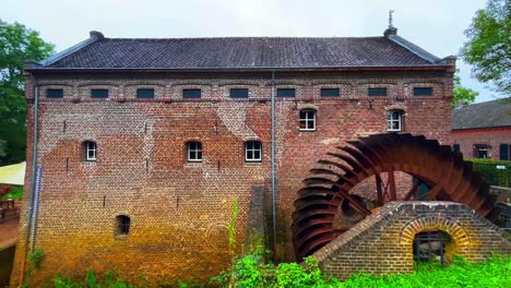 Berühmte-Historische-Wassermühle,-Die-Sich-In-Der-Mittelalterlichen-Burg-Arcen-Umdreht