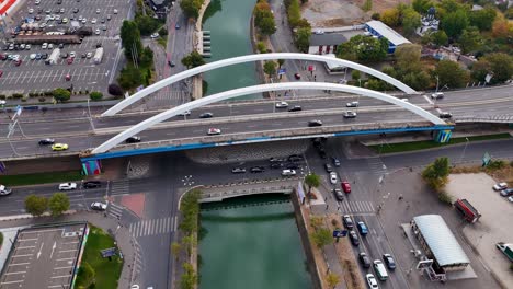 Revelación-Aérea-Lenta-Sobre-El-Río-Dambovita-Y-El-Puente-Grozavesti-En-Bucarest,-Rumania.