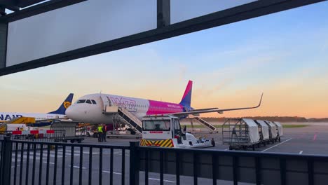 Wizzair-Flugzeug-Und-Bodeninfrastrukturmaterial-Warten-Auf-Den-Abflug