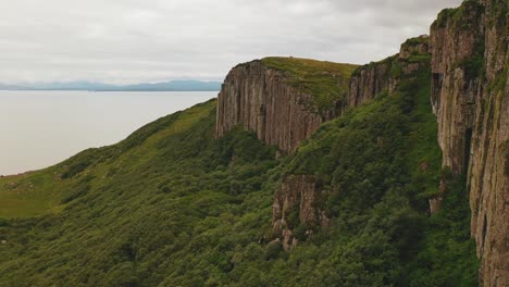 Aerial-Of-Beautiful-Rock-Formation-Cliffs-On-Isle-Of-Skye-In-Scotland,-United-Kingdom