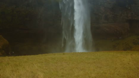 Atemberaubender-Wasserfall-Seljalandsfoss-In-Island