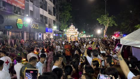 Szene-Einer-Menschenmenge-Von-Gläubigen-Und-Touristen,-Die-Zeuge-Der-Festlichkeiten-Und-Rituale-Während-Des-Navaratri-Festivals-In-Bangkok,-Thailand,-Werden