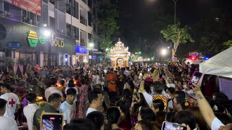 Escena-De-Una-Multitud-De-Devotos-Y-Turistas-Presenciando-Las-Festividades-Y-Rituales-Durante-El-Festival-Navaratri-En-Bangkok,-Tailandia