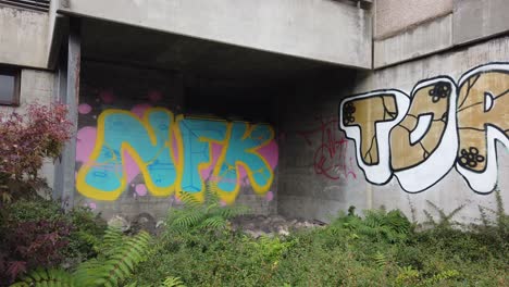 Graffiti-Straßenkunst-In-Bumpliz,-Bern,-Schweiz,-Bunte-Aerosol-Stadtgebäude