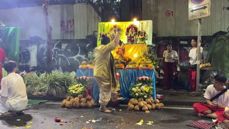 Los-Devotos-Rezan-Y-Realizan-Un-Ritual-De-Danza-Durante-El-Festival-Navaratri-En-Bangkok,-Tailandia.