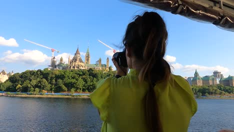 Frau-Blickt-Auf-Die-Skyline-Von-Ottawa-Und-Fotografiert-Das-Flussufer
