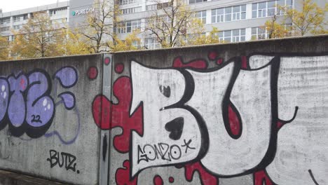 Graffiti-Street-Art,-Bunte-Aerosolfarbe-Im-Bahnhof-Bumpliz-Bern-Schweiz