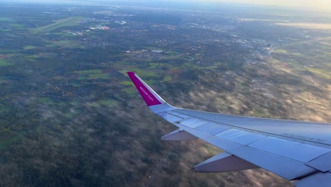 Vista-De-Eindhoven-Desde-La-Ventana-Del-Avión-Con-El-Ala-Del-Avión-Visible