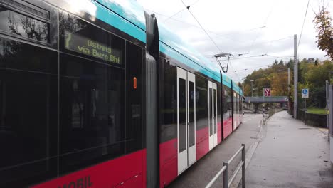 Un-Primer-Plano-De-Tranvía-Rojo-En-Las-Calles-De-Berna-Suiza-Transporte