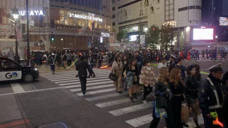 Shibuya-Kreuzung-An-Halloween,-Bewacht-Von-Der-Polizei,-Tokio,-Japan