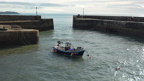 Pequeño-Barco-Pesquero-En-El-Puerto-De-Charlestown