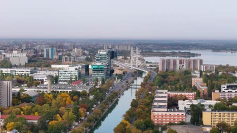 Vista-De-Drones-Sobre-El-Puente-Ciurel-Y-El-Lago-Morii-En-Bucarest,-Rumania