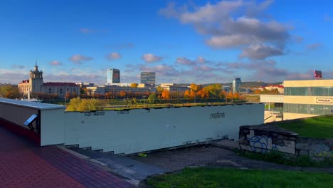 Vista-Portátil-De-Vilnius-Desde-El-Viejo-Y-Desgastado-Balcón-Soviético-Pov-Mientras-La-Dama-Pasa