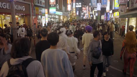 Multitudes-De-Personas-En-El-Centro-De-Shibuya-Gai-En-Halloween,-Tokio,-Japón