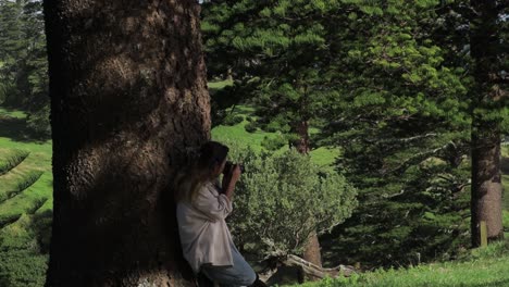 Professional-woman-photographer-take-photo-in-forest-or-park