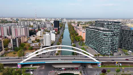 Vista-Aérea-Sobre-El-Río-Dambovita,-Distrito-De-Grozavesti,-Bucarest,-Rumania