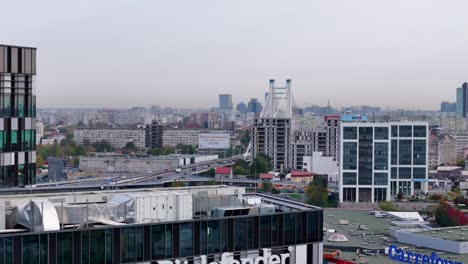 Langsame-Luftaufnahme-Eines-Bürogebäudes-Und-Der-Basarab-Brücke-In-Bukarest