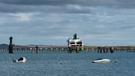 Ankunft-Der-Irischen-Fähre-Im-Hafen-Von-Holyhead-Auf-Der-Reise-Von-Dublin,-Irland,-Nach-Anglesey