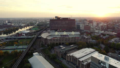 Vista-Aérea-Hacia-El-Hospital-De-La-Universidad-De-Pensilvania,-Puesta-De-Sol-En-Filadelfia