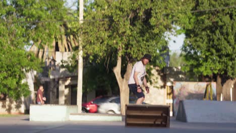 Un-Hombre-Pelirrojo-Salta-Desde-Una-Rampa-De-Quarter-Pipe-En-Su-Patineta.