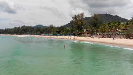 Vuela-Sobre-Kata-Beach,-Popular-Destino-De-Vacaciones-En-Tailandia.