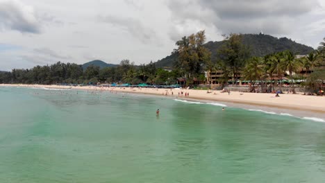 Fliegen-Sie-über-Kata-Beach,-Ein-Beliebtes-Urlaubsziel-In-Thailand