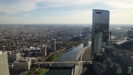 Toma-Aérea-Panorámica-De-La-Torre-FMC-Y-El-Horizonte-De-Filadelfia,-En-El-Soleado-EE.UU.