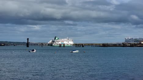 Ankunft-Der-Irischen-Fähre-Im-Hafen-Von-Holyhead,-Die-Von-Dublin,-Irland,-Nach-Wales-Reist