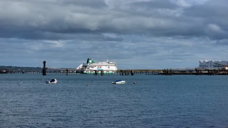 Llegada-Del-Ferry-Irlandés-Al-Puerto-De-Holyhead-Viajando-Desde-Dublín,-Irlanda,-Gales