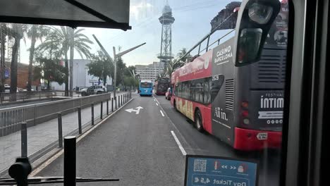 Fahrerperspektive-Einer-Stadtrundfahrt-Durch-Die-Stadt-Barcelona-Mit-Dem-Bus,-Spanien