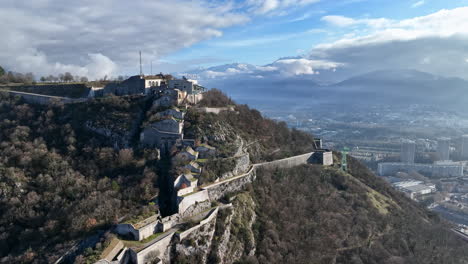 Desde-Arriba,-El-Flujo-De-Isère-Atraviesa-Grenoble,-Pasando-Por-La-Histórica-Bastilla.
