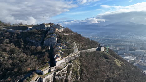 Von-Oben-Bahnt-Sich-Der-Strom-Von-Isère-Seinen-Weg-Durch-Grenoble,-Vorbei-An-Der-Historischen-Bastille.