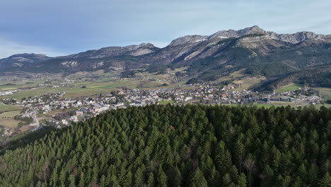 Arriba:-Villard,-Donde-Convergen-Patrimonio-Y-Belleza-Montañosa.