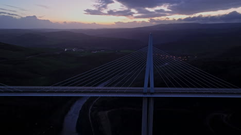 Luftaufnahme-Der-Riesigen-Hängebrücke-Des-Französischen-Viadukts-Bei-Nacht