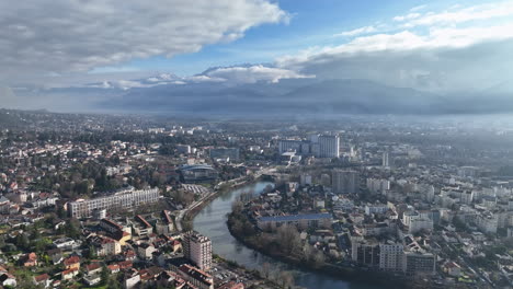 Desde-Los-Cielos:-El-Río-Isère-De-Grenoble,-La-Bastilla-Y-Un-Corazón-Impulsado-Por-La-Tecnología.