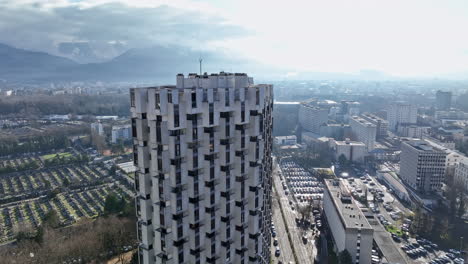 Riesiges-Gebäude-In-Einem-Wohngebiet-In-Grenoble,-Sonniger-Tag