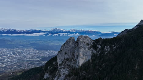 Luftaufnahme-Vorbei-An-Kalksteinbergen-über-Grenoble